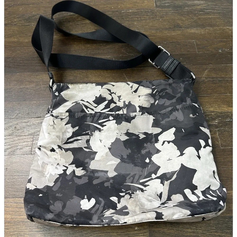 Womens Tumi Voyageur Canton crossbody African Floral Magnetic And Zip Closure